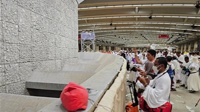 حجاج الجمعيات الأهلية يؤدون رمي الجمرات في أول أيام التشريق