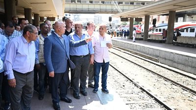 ماذا فعل كامل الوزير عندما شاهد قطار تم رشقه بالحجارة بمحطة مصر؟