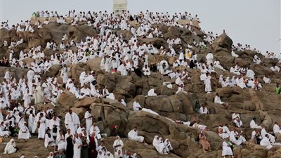 بالأسماء| قادة ومشاهير على صعيد عرفات في حج 2025