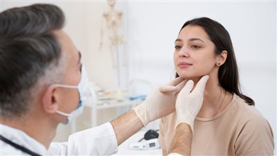 هل يساهم الإجهاد المزمن في زيادة تضخم الغدة الدرقية لدى النساء؟