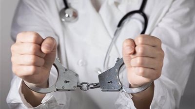 الحكم على طبيب تسبب في وفاة سيدة بعد عملية تكميم.. اليوم