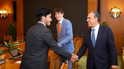 وزير الخارجية يلتقي مجموعة من الطلاب في الجامعات بالمملكة المتحدة