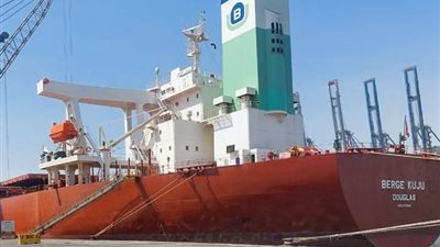 ميناء السخنة يستقبل أكبر سفينة صب جاف منذ إنشائه بحمولة 