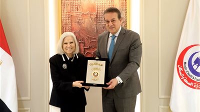 نائب رئيس الوزراء  يُكرم السفيرة هيفاء ابو غزالة تقديرًا لجهودها