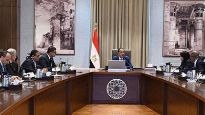 رئيس الوزراء يتابع خطط وإجراءات التوسع في مشروعات تحلية مياه البحر 