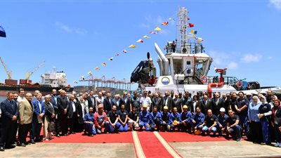 القوات البحرية تتسلم القاطرة 