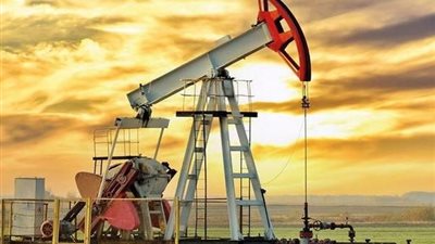 ترقب عقوبات أشد على روسيا.. النفط يواصل الصعود مع زيادة محدودة من 