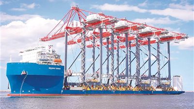 مصر تستقبل 5 أوناش عملاقة مخصصة لمحطة الحاويات 