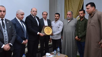 وفد حماة الوطن يقدم واجب العزاء في وفاة شهيد الشهامة بالشرقية