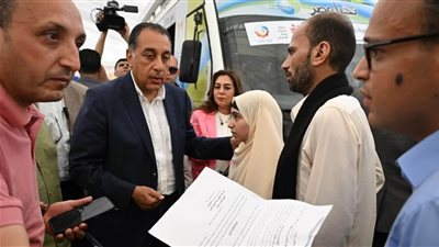 هنعمل اللازم حالا.. مدبولي يستجيب لاستغاثة مواطن طلب علاج ابنته المصابة بالعمى