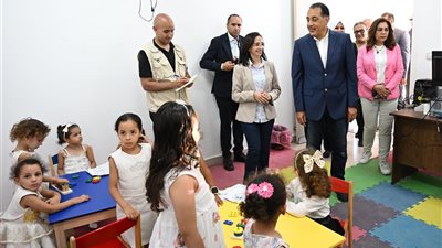 بعد تعليمات الرئيس.. مدبولي يتفقد مركز تنمية الأسرة والطفل بزاوية صقر