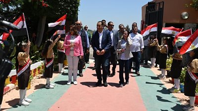 مدبولي يتفقد مدرسة زاوية صقر ويشيد بالأنشطة الصيفية لتنمية مهارات الطلاب