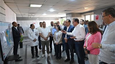 رئيس الوزراء يتفقد مستشفى وادي النطرون التخصصي.. ماذا قال للأطباء؟