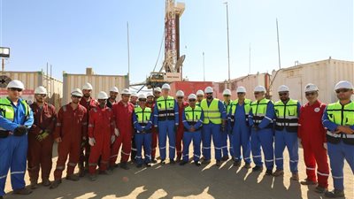 وزير البترول يجري جولة ميدانية بموقع شركة بتروشهد بالصحراء الغربية