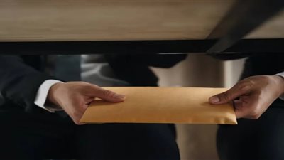 فساد في الموسكي.. موظف يتلقى 40 ألف جنيه كدفعة أولى من رشوة