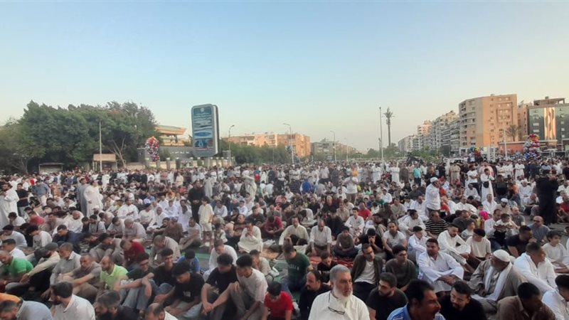 آلاف المصلين في ساحة