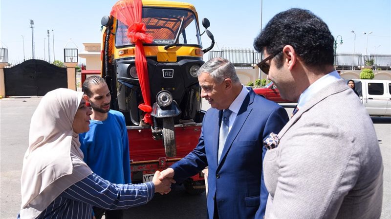 السيدة تتسلم التوك