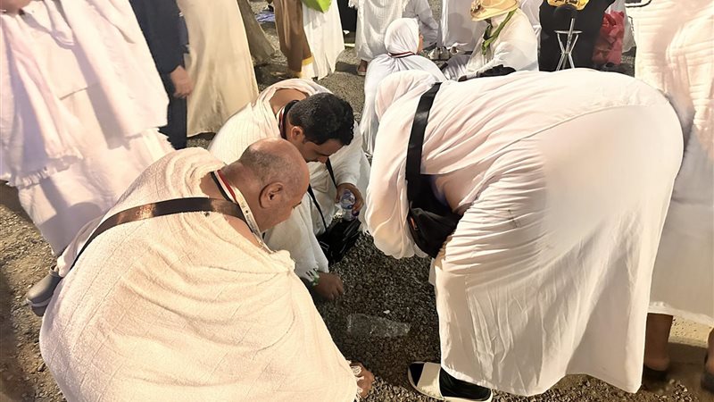 الحجاج يجمعون الحصى