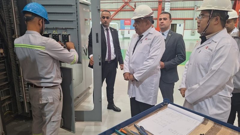 وزير الكهرباء يتفقد