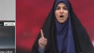 لحظة قصف التلفزيون الإيراني وهروب المذيعة وزملائها على الهواء .. صور