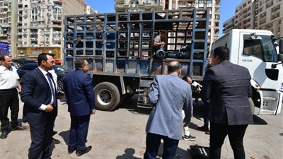 بشكل مفاجئ.. محافظ الدقهلية يستوقف سيارة أنابيب للتأكد من الوزن