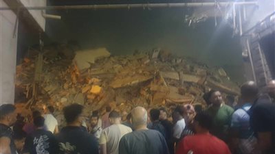 شاهد عيان يفجر مفاجأة في انهيار عقار السيدة: فيه 3 أسر تحت الأنقاض