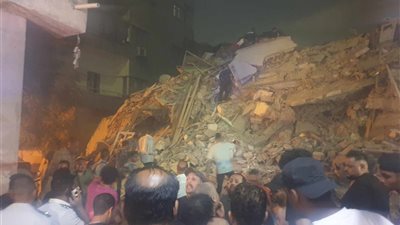 إخلاء عقار مجاور للمنزل المنهار في السيدة زينب من السكان