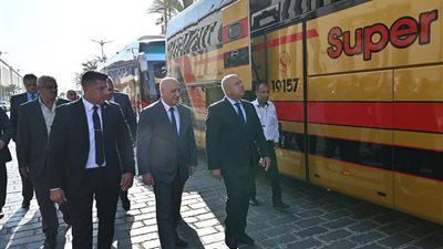  كامل الوزير يتفقد 20 حافلة مرسيدس جديدة بمكون محلي يصل لـ 60%