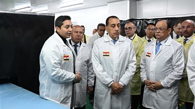 رئيس الوزراء يتفقد مشروع تصنيع أجهزة شاشات التليفزيون والهواتف المحمولة بمصنع 