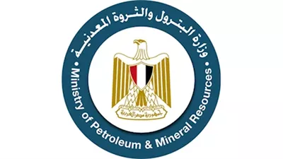 انهيار حفار متقادم بخليج السويس دون خسائر.. والبترول توضح الملابسات