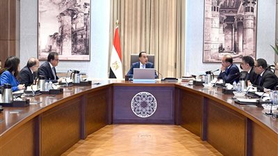 رئيس الوزراء يتابع موقف توفير الأدوية والمُستلزمات الطبية