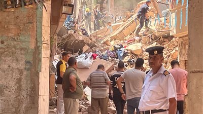 انهيار عقارين وتصدع ثالث في حدائق القبة.. والدفاع المدني يتدخل