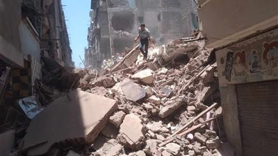 انتشال 3 مصابين وإنقاذ 7 آخرين في انهيار عقارين بحدائق القبة (صور)