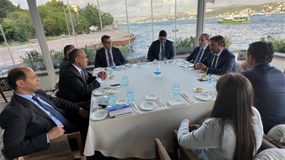 وزير الخارجية يبحث تعزيز الاستثمارات والتبادل التجاري مع رجال الأعمال الأتراك