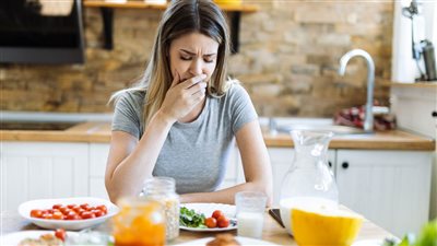 هل تعاني من الصداع بعد الغداء؟ إليك أهم الأسباب وطرق التعامل معه