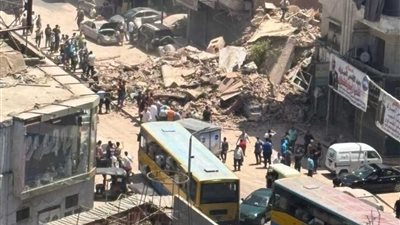 إنقاذ شخصين من تحت أنقاض عقار شبرا مصر المنهار.. واستمرار عمليات البحث