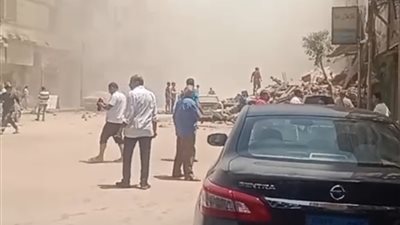 إنقاذ سيدة وطفل من تحت أنقاض عقار شبرا مصر.. واستمرار عمليات البحث