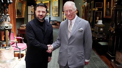 تلميح أم مصادفة؟.. ملابس زيلينسكي تُثير الجدل في بريطانيا وتستحضر ذكريات ترامب