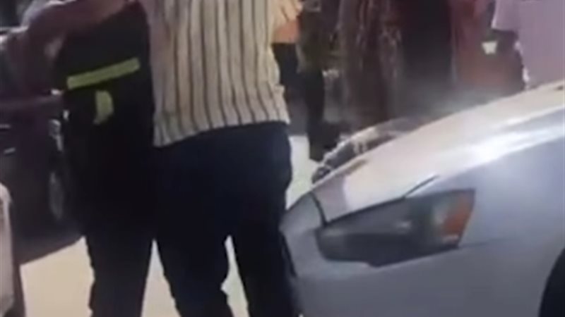 ضرب رجل مرور وسط