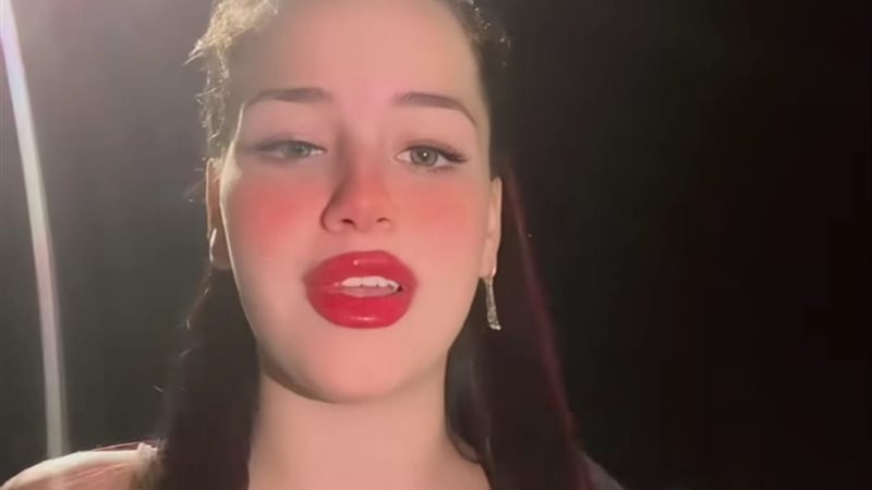الراقصة نور تفاحة