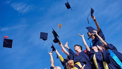 المصريون يكتسحون أوائل الثانوية العامة في الكويت 2025 علمي وأدبي