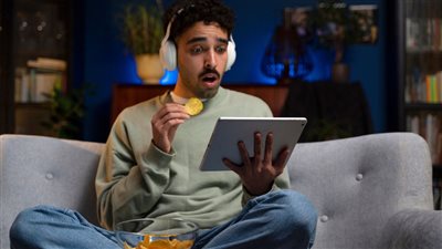 هل مشاهدة الشاشة الرقمية سببًا للإصابة المبكرة بإعتام عدسة العين لدى الشباب؟