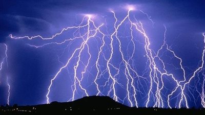 الطبيعة تضرب أوروبا.. حرائق هائلة في اليونان و40 ألف صاعقة تجتاح فرنسا