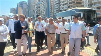 رفقة المحافظ.. وفد برلماني يتفقد مشروع تطوير الشواطئ بـ الإسكندرية