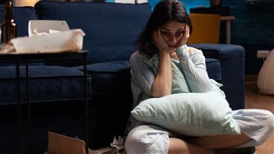 هل يمكن أن يسبب نقص فيتامين د الاكتئاب؟ طبيب نفسي يكشف الحقيقة