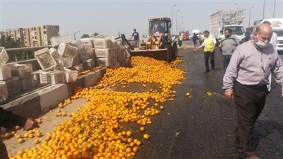 قبل زيارة وزير النقل.. انقلاب سيارة محملة بالفاكهة على الإقليمي بالمنوفية