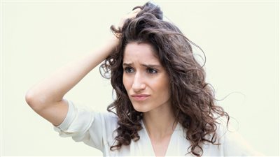 نصائح للتعامل مع فروة الرأس الدهنية في الصيف لمنع تساقط وتلف الشعر