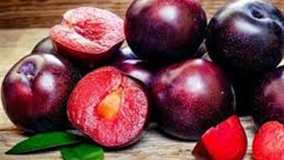 فوائد البرقوق الأحمر.. فاكهة صيفية لذيذة وفوائد صحية مذهلة