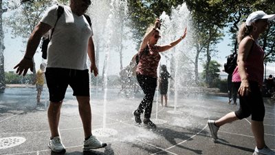 جارديان البريطانية : موجة حر قياسية تضرب أوروبا وسط تحذيرات صحية واسعة