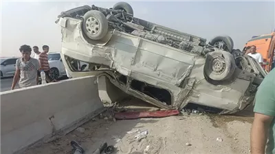 مصرع عامل وإصابة 14 آخرين في انقلاب ميكروباص عمال بطريق السخنة - السويس